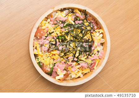 chirashi sushi  49135710