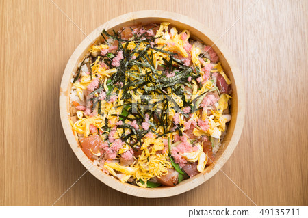 chirashi sushi  49135711