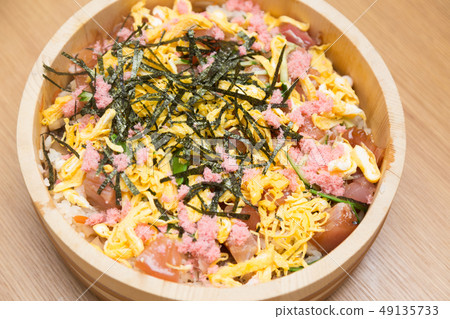 chirashi sushi  49135733