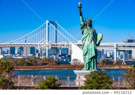 << Tokyo >> Odaiba Rainbow Bridge and Statue of Liberty 49138252