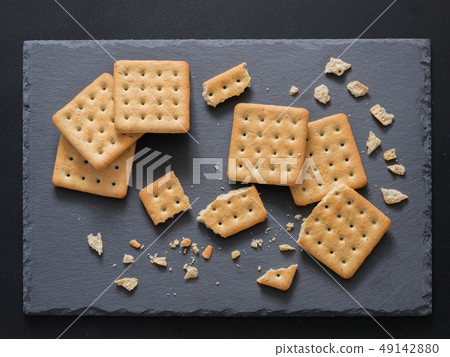 Square salt crackers 49142880