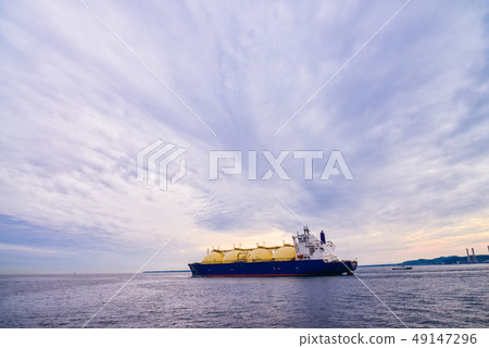 巨大的液化天然氣油輪航行東京灣 49147296
