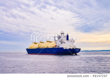 巨大的液化天然氣油輪航行東京灣 49147297