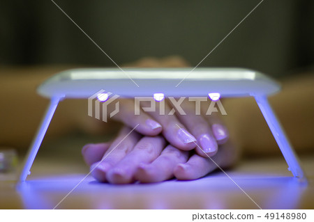 做珠寶釘子的婦女 49148980