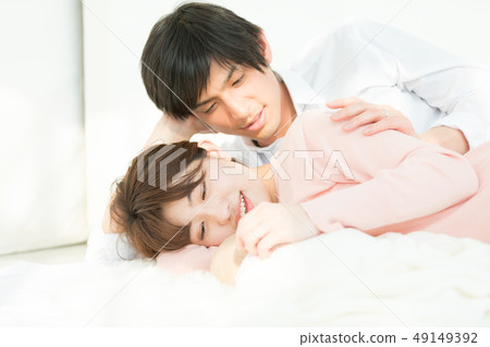 夫妻和嬰兒 49149392