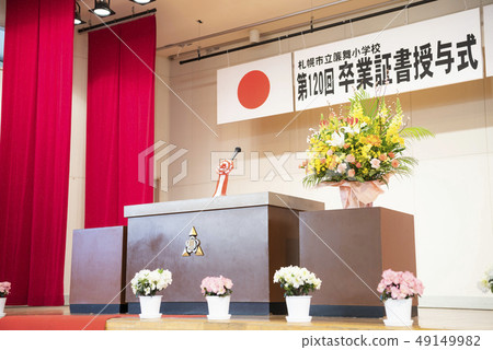 畢業典禮場地(地板上有鮮花的基座麥克風) 畢業典禮場地(地板上有鮮花的基座麥克風) 49149982