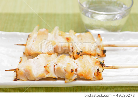 美味的烤雞肉串（Nankotsuku）和清酒 49150278