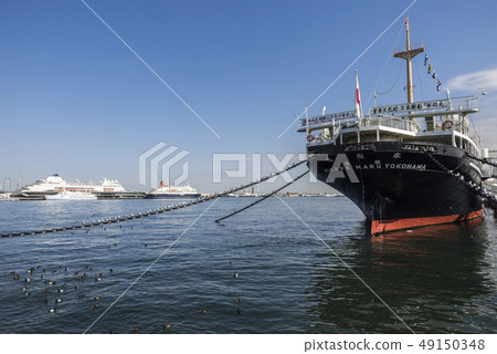 Nippon Maru停泊在Yokohama Port Hikawamaru和Daisanbashi 49150348