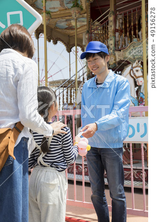 移交票的孩子的手對遊樂園的職員 移交票的孩子的手對遊樂園的職員 49156278