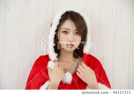 聖誕老人服裝的一名婦女 聖誕老人服裝的一名婦女 49157371