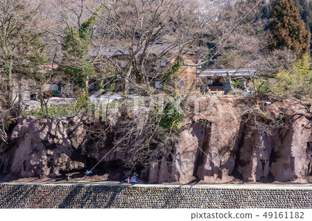 Cliffs and houses along Atagawa, Shirakawa-cho 49161182