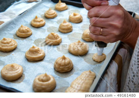 preparation of small cream puffs 49161480