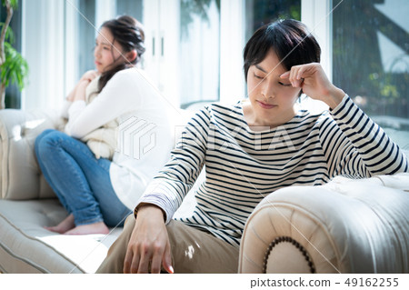 丈夫和妻子生氣生氣沮喪的夫婦 49162255