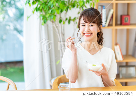 Young woman (yoghurt) 49163594
