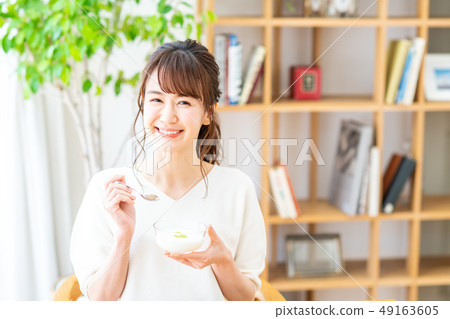 Young woman (yoghurt) 49163605
