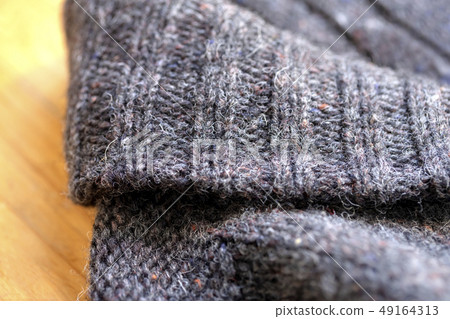 Winter clothing Put thick knit cardigan collar and shoulders up Dark brown Winter clothing Put thick knit cardigan collar and shoulders up Dark brown 49164313