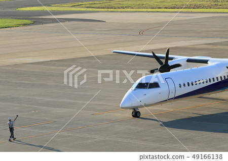 A mechanic to see off the plane before takeoff 49166138