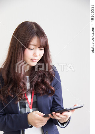 一個女人與一台平板電腦 49166552