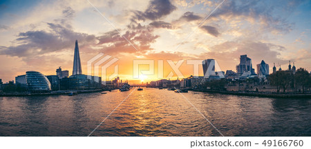 Amazing sunset over the river Thames in London Amazing sunset over the river Thames in London 49166760