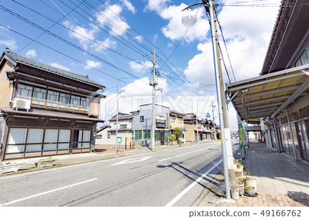 新潟市南區(原Shirane)的聯排別墅和混合妻子和草原的城鎮景觀 新潟市南區(原Shirane)的聯排別墅和混合妻子和草原的城鎮景觀 49166762