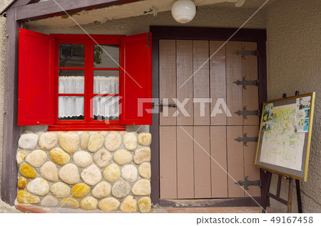 store, closing of shop, window 49167458