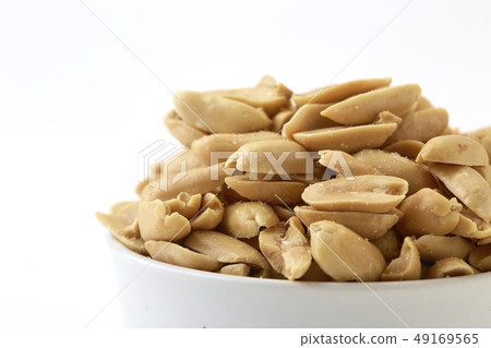 Roasted peanuts and salt in a bowl 49169565