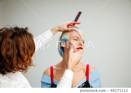 Picture showing adult woman at the hair salon Picture showing adult woman at the hair salon 49171112