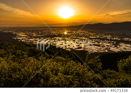 “富山縣”稻田的早晨景觀和水彩的礪波平原“從Ouyoyama” “富山縣”稻田的早晨景觀和水彩的礪波平原“從Ouyoyama” 49171336