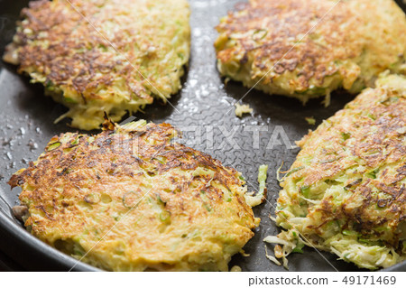 Bake okonomiyaki on a hot plate Bake okonomiyaki on a hot plate 49171469