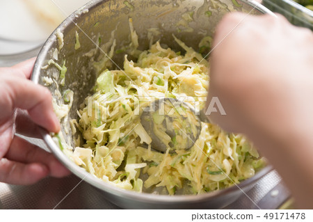 A woman who makes okonomiyaki seeds A woman who makes okonomiyaki seeds 49171478