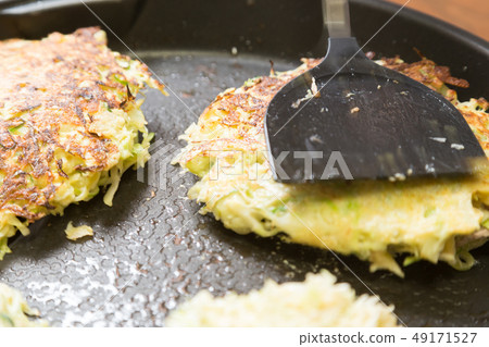 Bake okonomiyaki on a hot plate 49171527