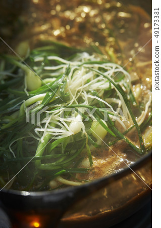 在烹調期間的野公豬味噌湯 49173381