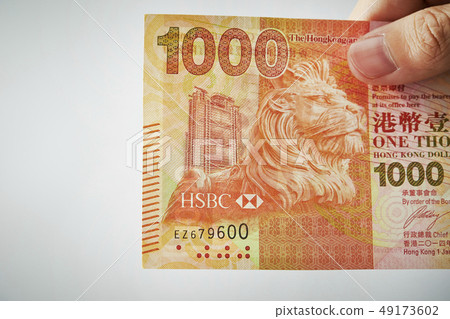 拿著港元鈔票的男性手 拿著港元鈔票的男性手 49173602
