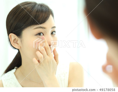 插入隱形眼鏡 49178058