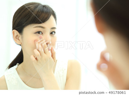 Insert contact lens 49178061