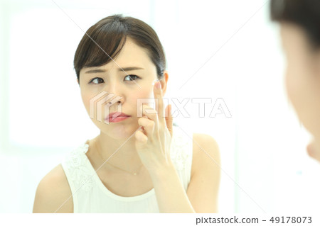 插入隱形眼鏡 49178073