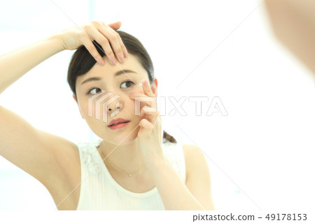 插入隱形眼鏡 49178153