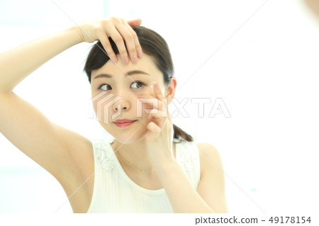 插入隱形眼鏡 49178154