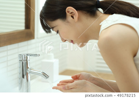 洗臉的女人 洗臉的女人 49178215