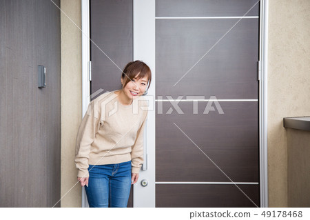 在門口的女人問候 49178468