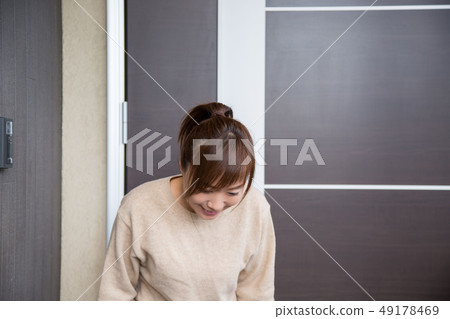 入口處的女人 49178469