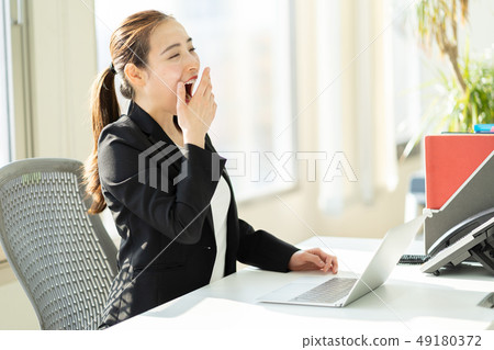 書桌工作打呵欠 49180372