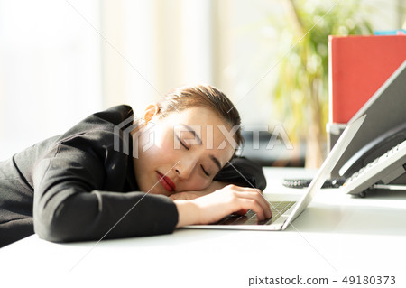 書桌工作午睡 書桌工作午睡 49180373