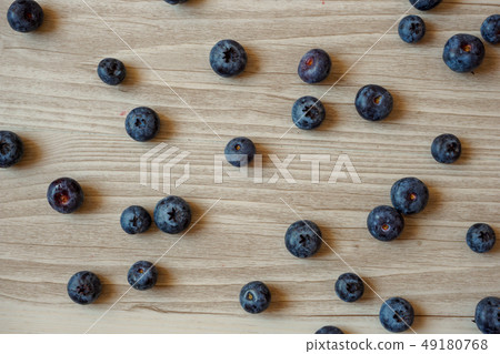 在桌子上的藍莓 在桌子上的藍莓 49180768