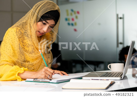 Middle Eastern businesswoman working in office. 49182321