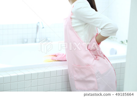 Housewife cleaning the bath Housewife cleaning the bath 49185664