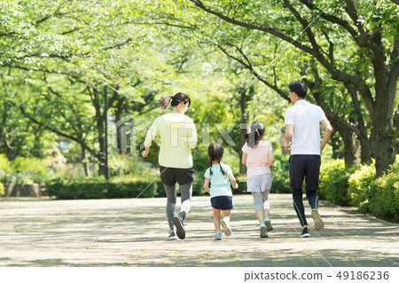 家庭慢跑戶外親子形象 49186236