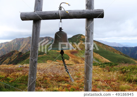 秋天的朝日山峰路到朝日山的山頂,看到西山的分支到山的形象。 秋天的朝日山峰路到朝日山的山頂,看到西山的分支到山的形象。 49186945