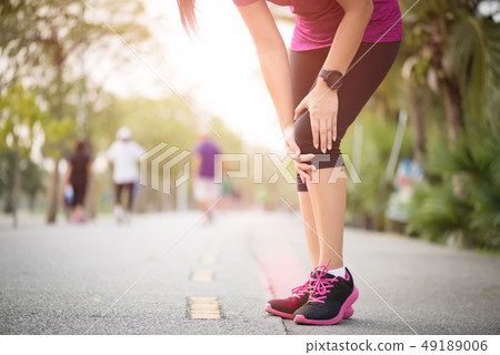 Runner sport knee injury. Woman in knee pain 49189006