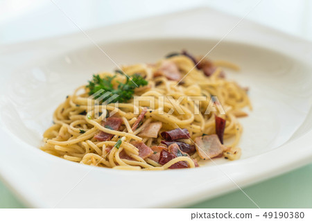 stir-fried spaghetti with bacon and garlic 49190380